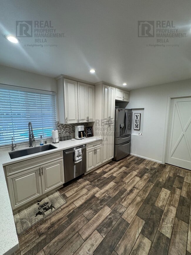 Building Photo - 3-Bed, 2-Bath Oasis in Hemet with Sparklin...