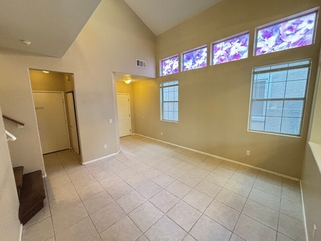 Building Photo - Gorgeous 3Bed/3Bath Home in the Gated Gree...