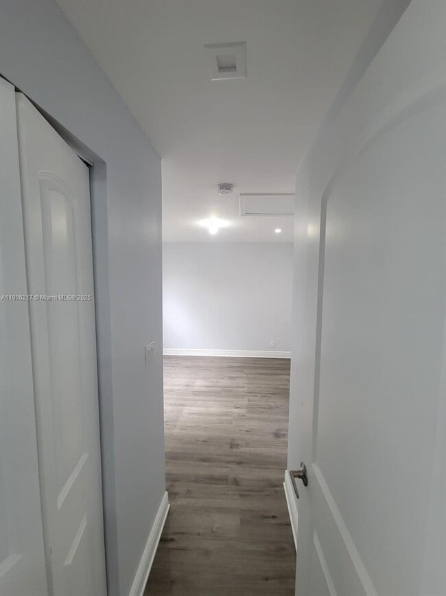 Building Photo - 1809 NW 8th Pl