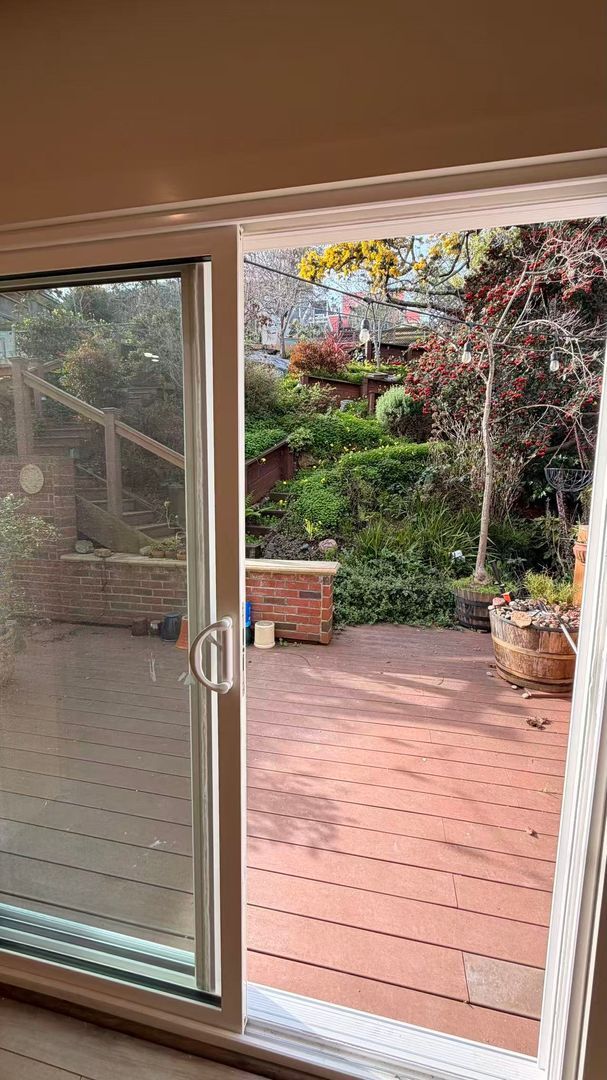 Building Photo - 3Bed/2.5Ba Tri-Level Home with Views, Solar, and Private Yard – Glen Park