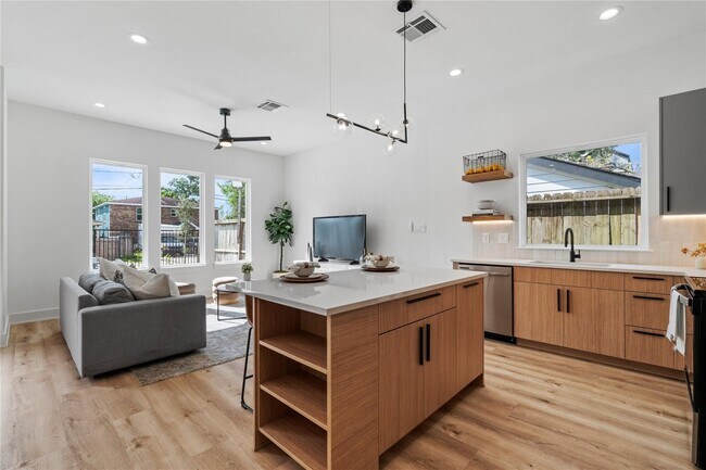 Building Photo - 6622 St Augustine St