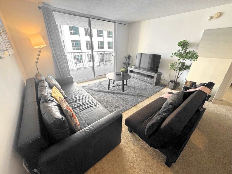 Building Photo - 1 SE 12th St