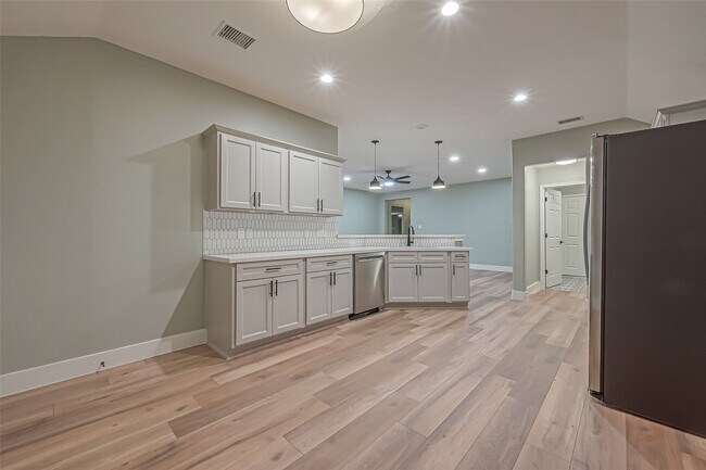 Building Photo - 2 Garden Lodge Pl