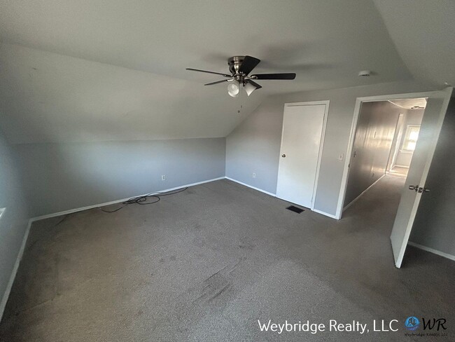 Building Photo - 862 Academy Ave