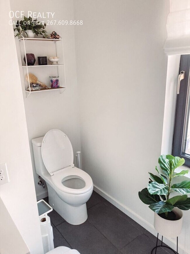 Building Photo - 152-58 W Laurel Street-208