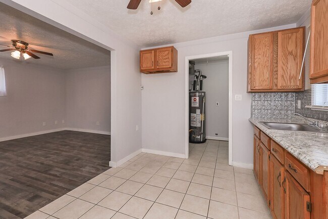 Building Photo - 2 Bedroom/1 bath Single House!