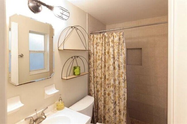 Building Photo - 820 Chestwood Ave