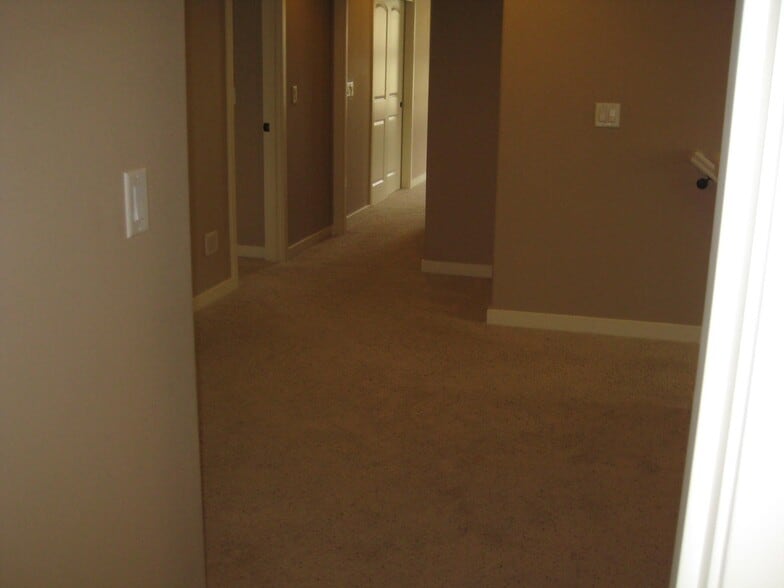 Building Photo - 6417 NE Southbrook Ct