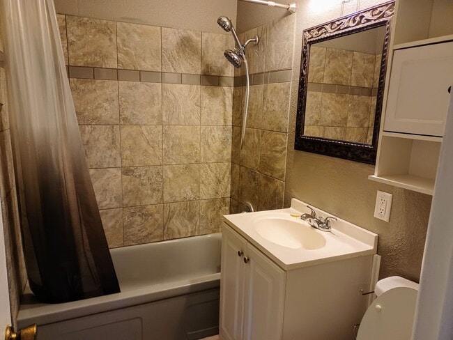 Building Photo - Spacious 4 bedroom, 1 1/2 bath home in Par...