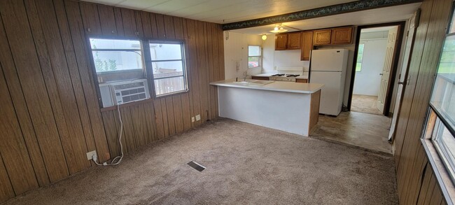 Building Photo - 112 E Cherry St