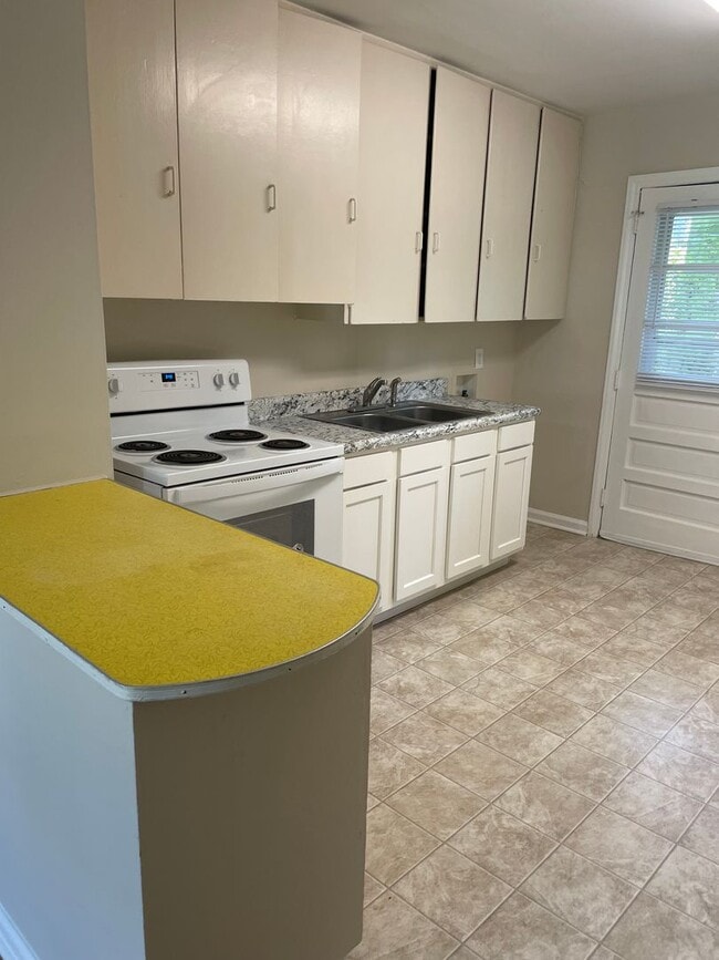 Building Photo - Adorable Duplex Located Off Spring Garden ...