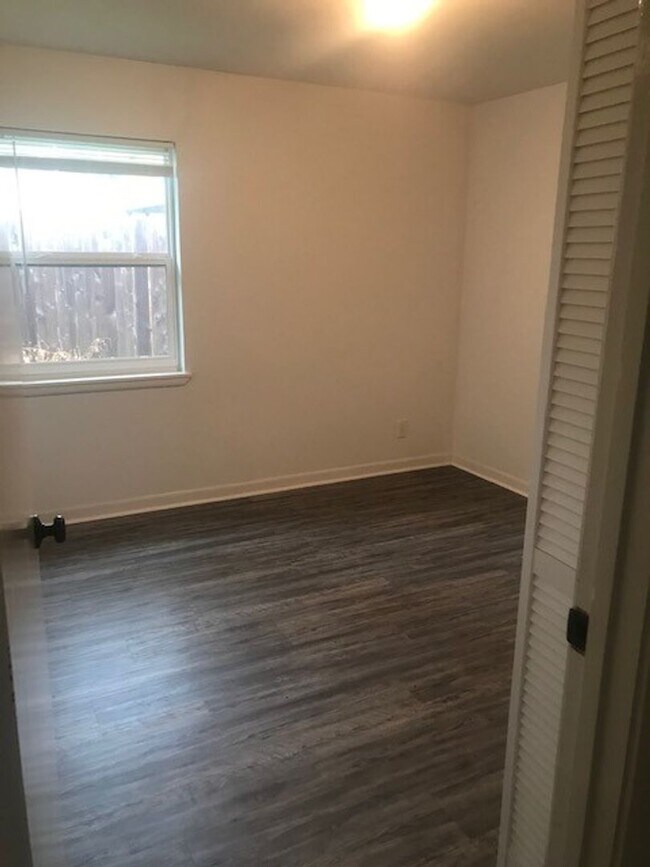 Building Photo - RECENTLY REMODELED BIG 4 BEDROOM 2 BATH LE...