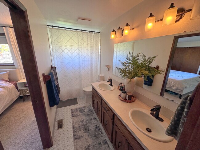 Building Photo - 15820 SE Harold Ave