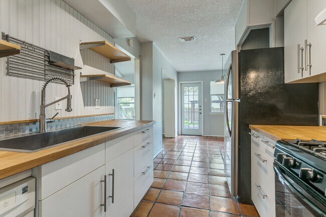 Building Photo - 9515 Reece Dr