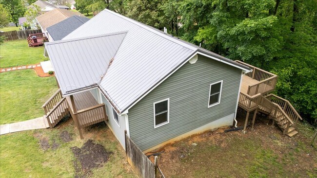 Building Photo - Charming Radford Home with Peaceful Back Deck