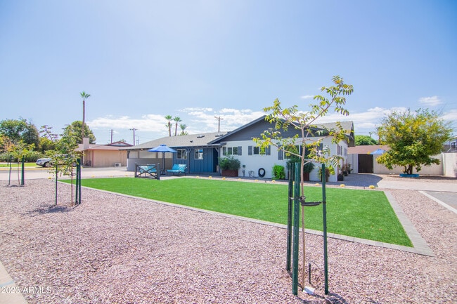 Building Photo - 4335 E Clarendon Ave