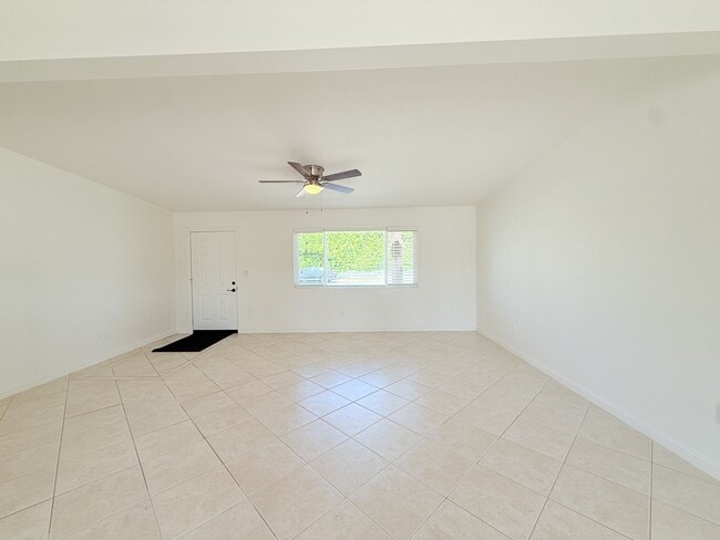 Building Photo - AVAILABLE NOW!! 3 BEDROOM 2 BATHROOM Home in Palm Desert!