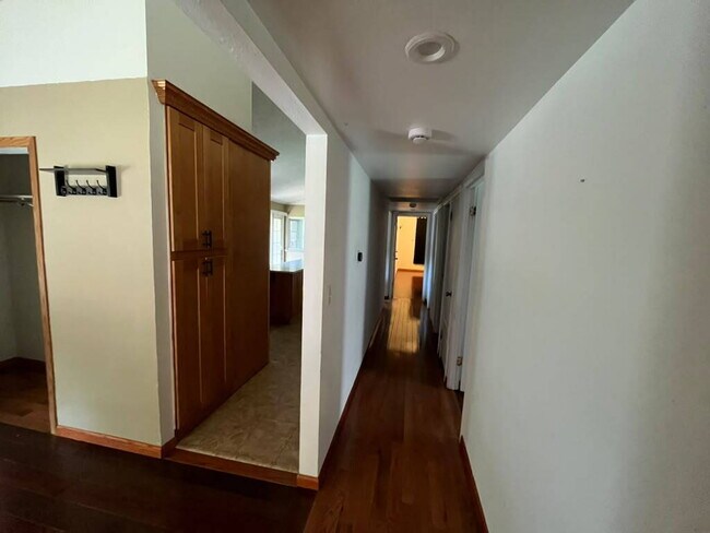 Building Photo - "Spacious 3 Bedroom/2 Bath Home in Florissant!"  Available for Move-In on 8/15/2026