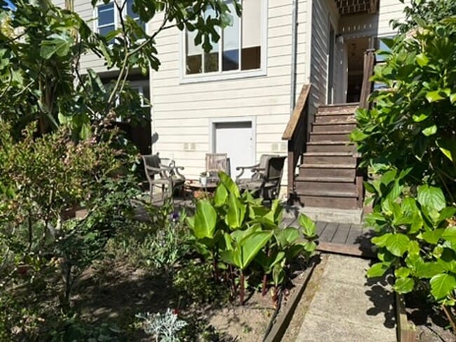 Building Photo - Epic REA- Serene 2 BR/1 BA Flat w/Private Deck & Yard in Lone Mountain
