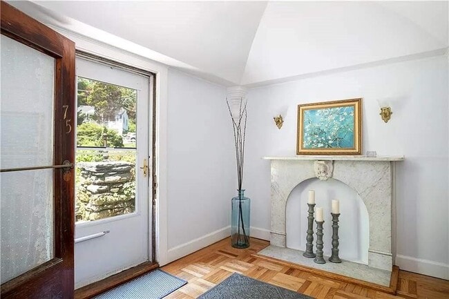 Building Photo - 75 Green End Ave