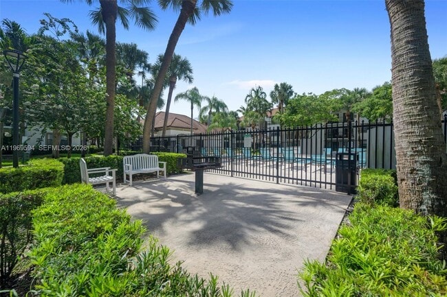 Building Photo - 530 S Park Rd