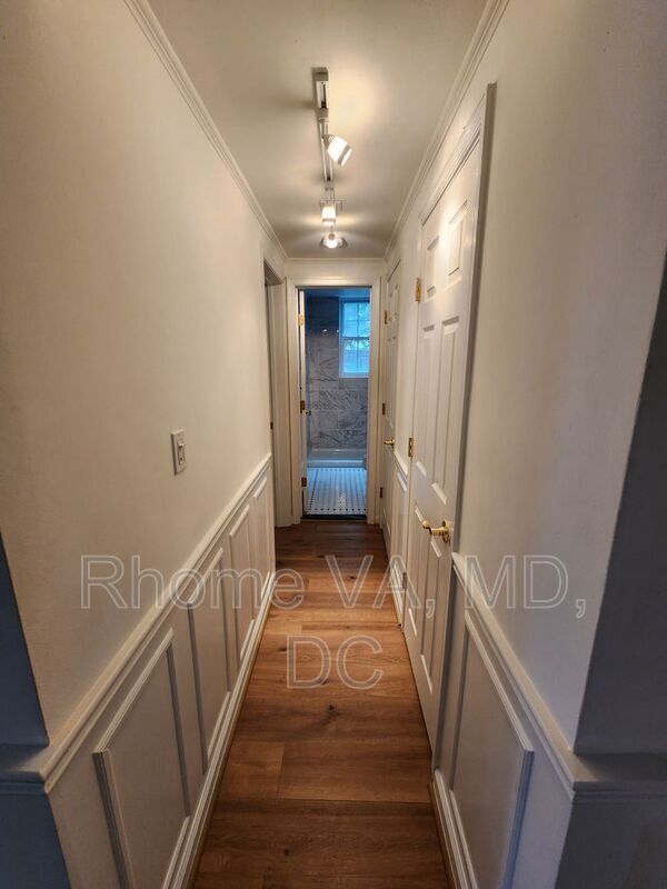 Building Photo - 1801 Queens Ln
