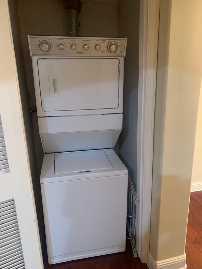 In unit washer/dryer - 5037 Rosewood Ave