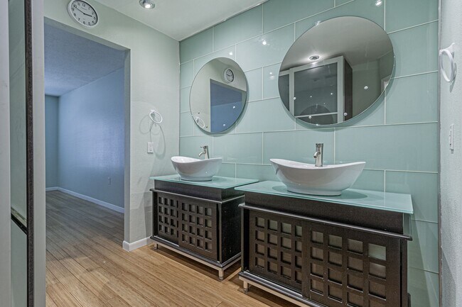 Building Photo - Modern Design 3 Bedroom 2 Bath, 2 car Gara...