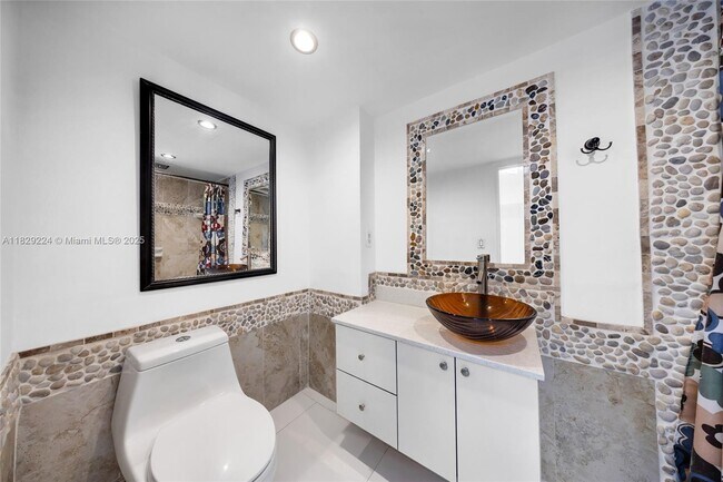 Building Photo - 1175 NE Miami Gardens Dr