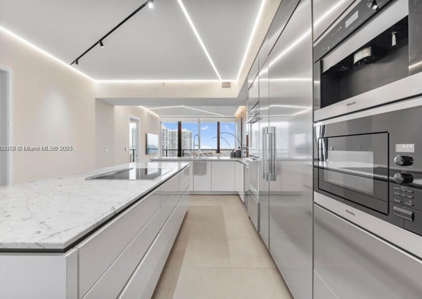 Building Photo - 5000 Island Estates Dr