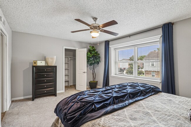 Building Photo - $599 first month's rent!