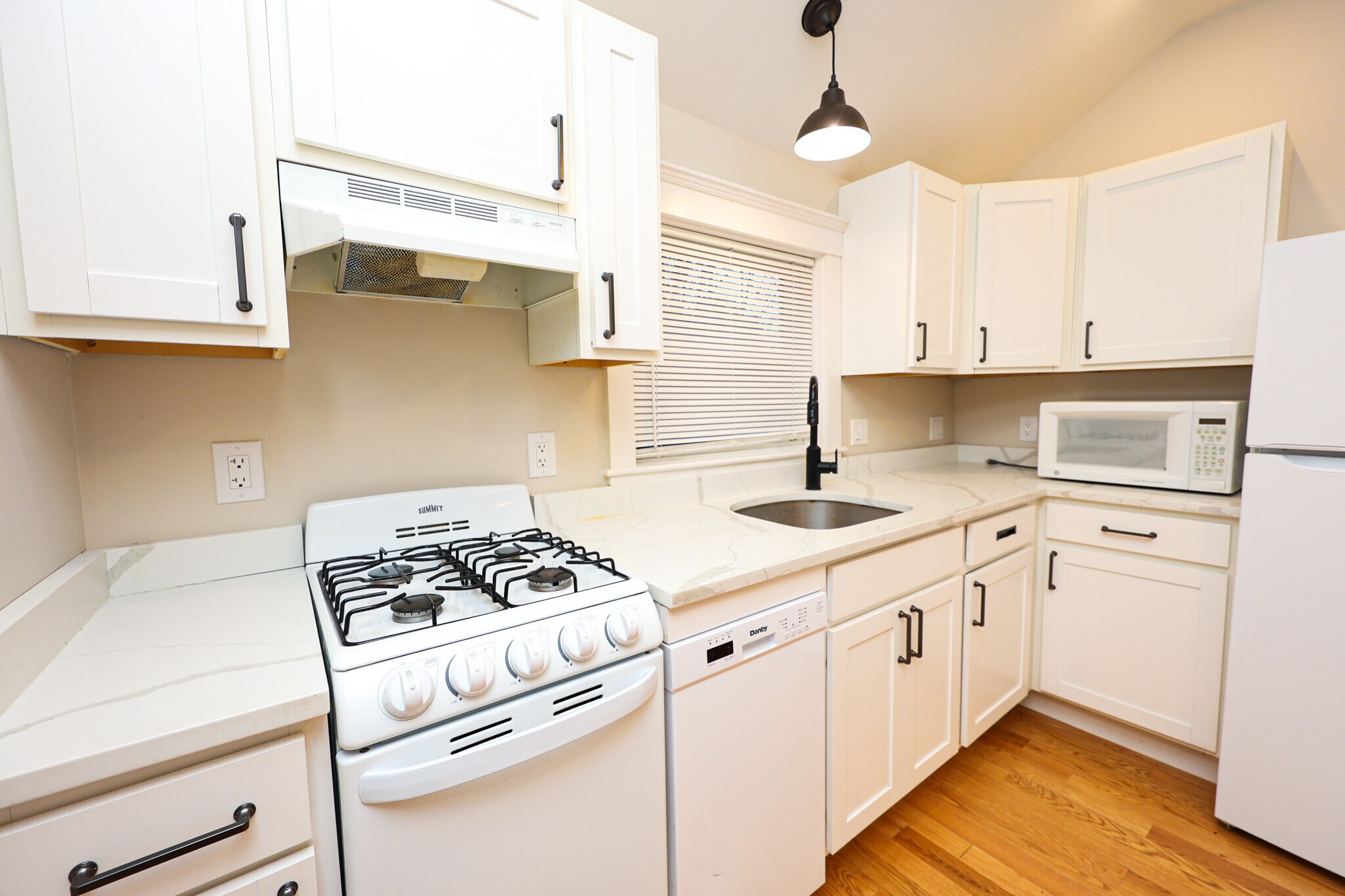 Building Photo - 85 Oak St