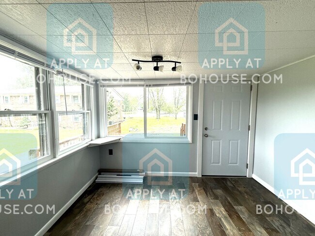 Building Photo - AVAILABLE SOON! LAKEFRONT 2 BED 1.5 BATH H...