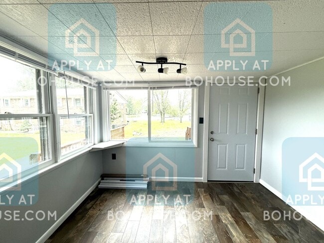 Building Photo - LAKEFRONT 2 BEDROOM HOME W/OFFICE!