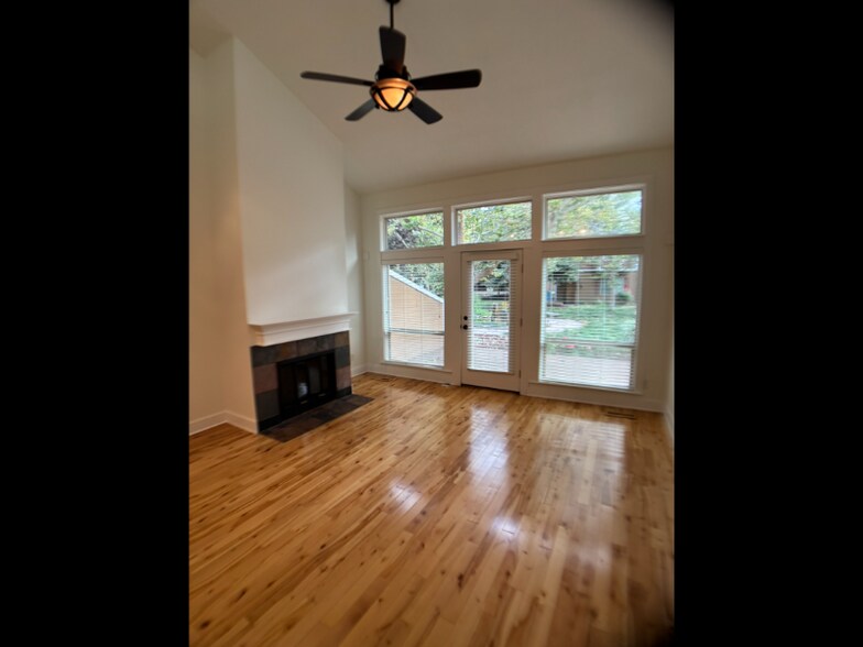 Building Photo - 720 E Lenz Ln