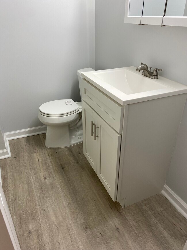 Building Photo - 1584 North Rd SE