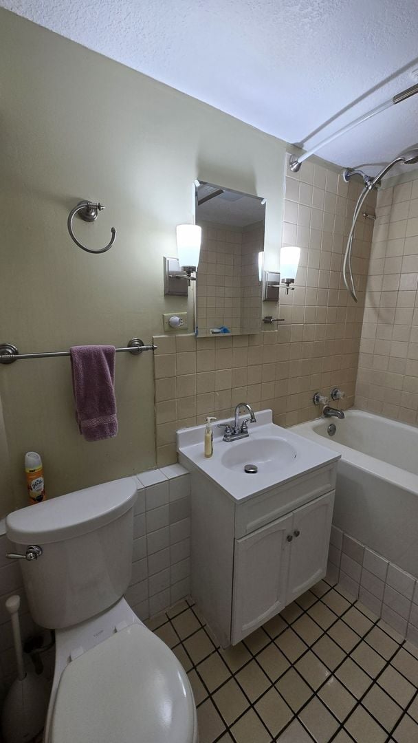 Building Photo - Charming & Spacious Home for Rent in Crystal!