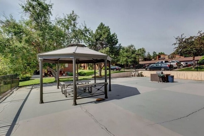 Building Photo - Lovely 1 Bedroom, 1 Bathroom Lakewood Condo! Community POOL!!!