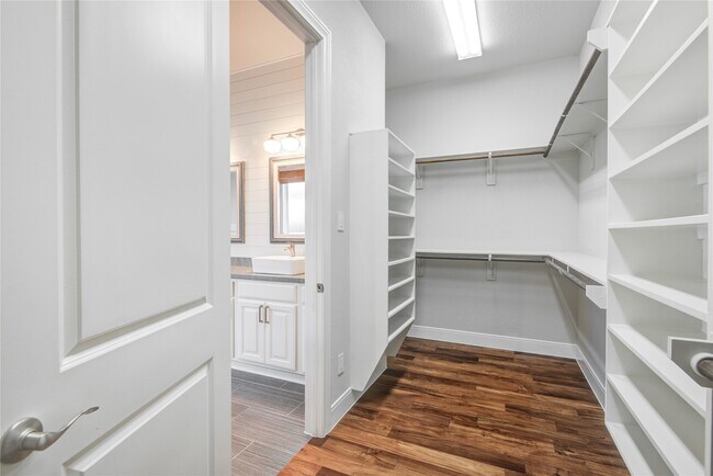 Building Photo - 135 Bella Luce