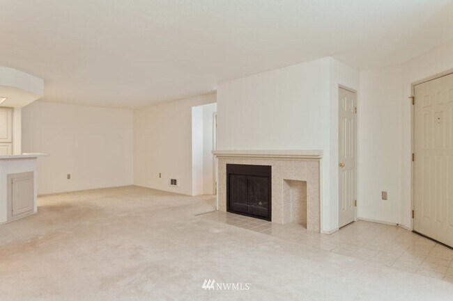 Building Photo - LOCATION, LOCATION, LOCATION wonderful 2 bedroom in the Carlyle.