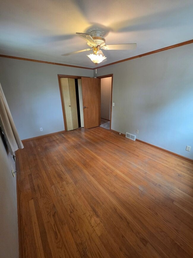 Building Photo - 906 Elm Ave
