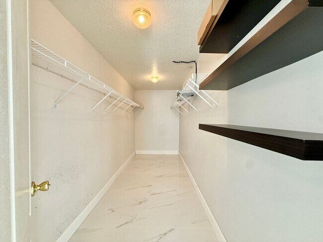 Building Photo - 11400 Lovers Ln