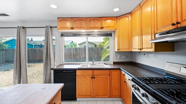 Building Photo - 1623 Oneel Dr
