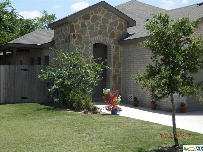 Building Photo - 929 Brown Rock Dr