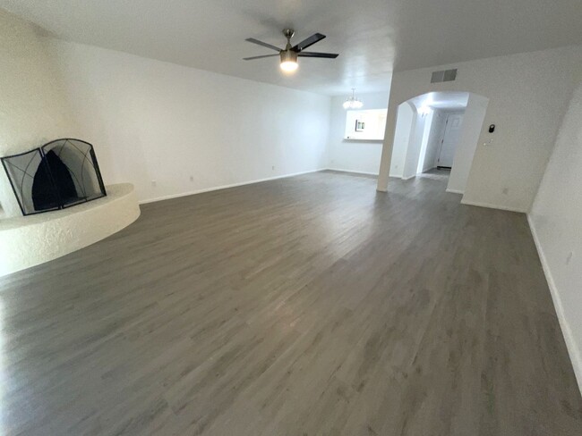 Building Photo - Eastside townhome completely remodeled, he...