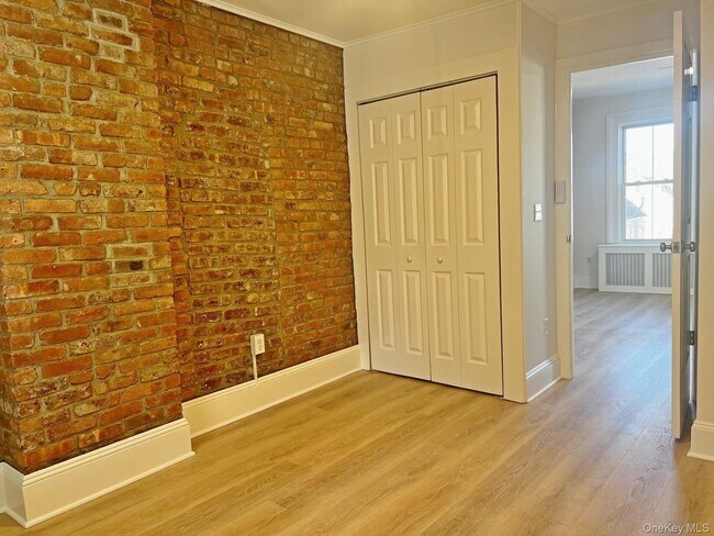 Building Photo - 19 Bridge St