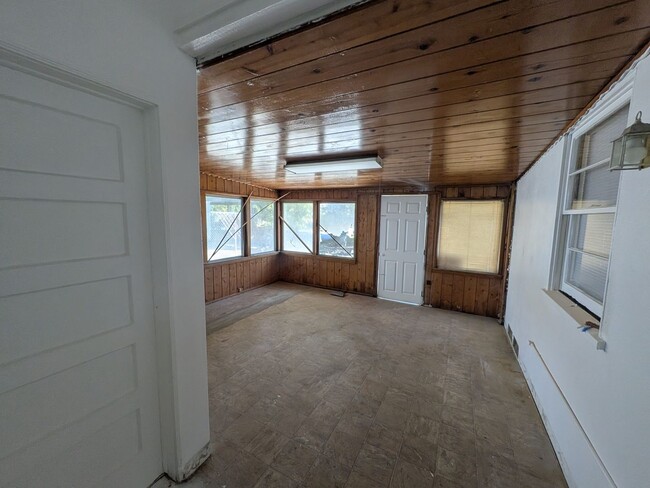 Building Photo - Charming Newly Remodeled 2-Bedroom Home