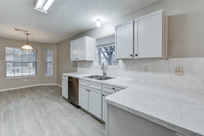 Building Photo - 7815 Barnhill Dr