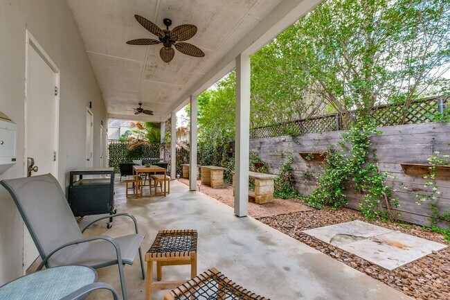 Building Photo - BEAUTIFUL FIRST FLOOR, 2-BEDROOM APARTMENT IN OLMOS PARK