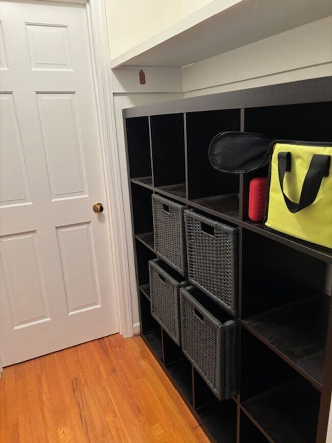 Building Photo - Fully furnished 1 bedroom 1 bath garage ap...